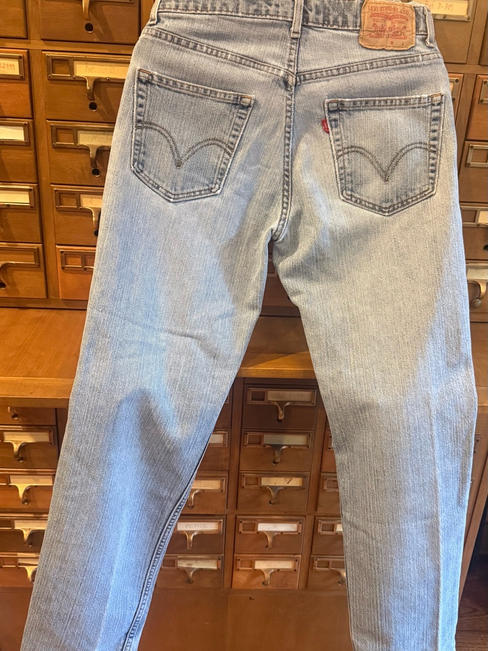 VTG 90s Levi’s 550 Relaxed Fit Jeans | 32x32 Light Wash Distressed Ripped - Picture 7 of 16